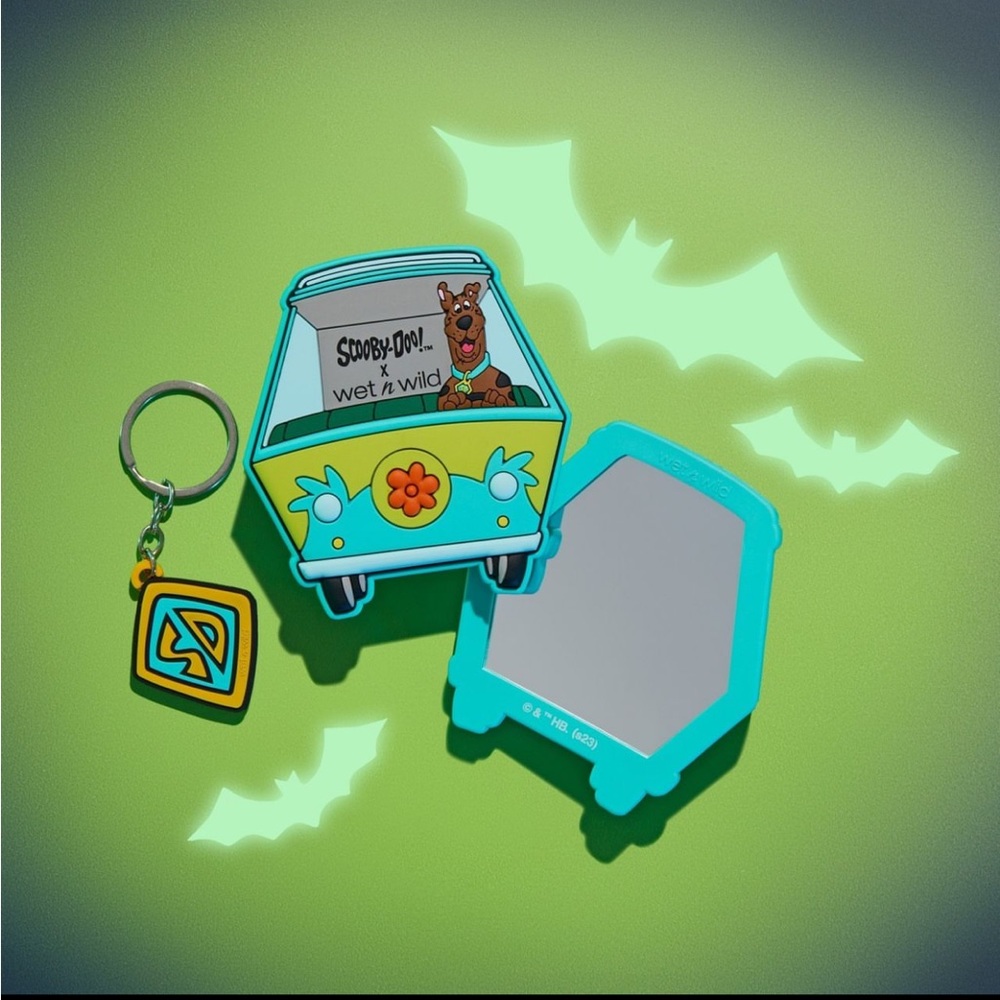 Scooby Doo Collection Dooby Doooo! Hand Mirror and Keychain Set.
